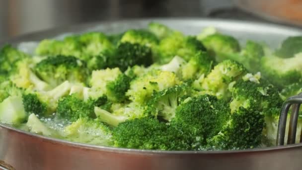Primer plano de brócoli verde fresco cocido hervido en una olla. Alimentos y verduras saludables. — Vídeos de Stock