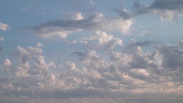 Güzel mavi gökyüzü arkaplanı. Gün batımında bulutlar yavaşça hareket ediyor. — Stok video