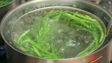 Sıcak suda haşlanmış yeşil fasulye. Mutfakta pişmiş taze sebzeler..