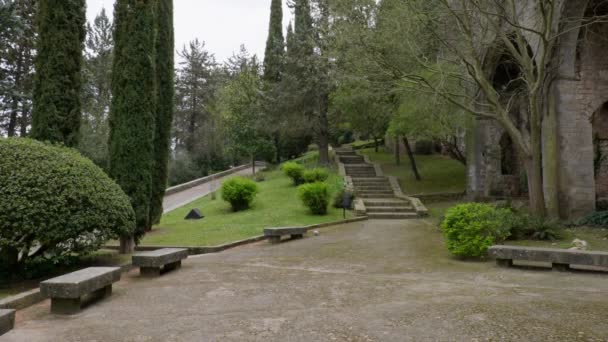 スペイン、ジローナ大聖堂近くの飽和植生の石の壁、ベンチや階段を持つ公園 — ストック動画