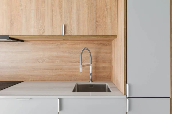 Großaufnahme von Metallspüle und Wasserhahn in der zeitgenössischen Minimalküche. Holzmöbel in leer stehender sanierter Wohnung — Stockfoto