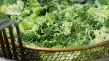 Kaynar suda brokoli parçaları. Mutfakta sebzeleri sağlıklı yemek için pişiriyorum..