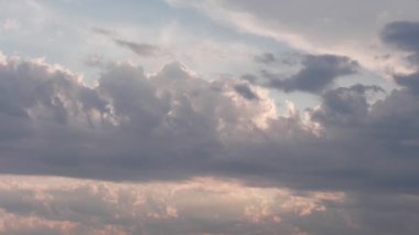 Gri bulutları yavaşça hareket eden güzel pastel gökyüzü. Gün batımında dramatik bulutlar
