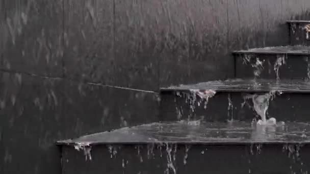 Acqua che scende dalle scale. L'acqua scorre in città. Acqua incontrollata per le strade. — Video Stock