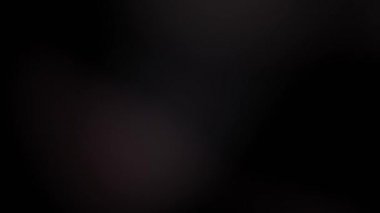 Işık sızıntısı 4K görüntüsü. Lens parlaklığı bokeh örtüleri, yanan alev arka planı. Flaş ışınları etkisi