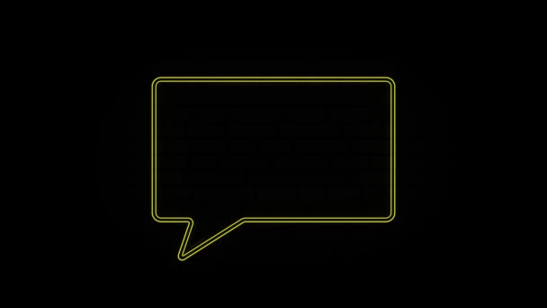 Linha de néon amarelo brilhante Ícone de bate-papo de bolha de fala isolado no fundo preto. Ícone da mensagem. Comunicação ou comentário símbolo de chat. 4K — Vídeo de Stock