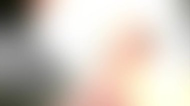 Soyut yumuşak turuncu ve gri renkler, genel kullanım için bulanık arkaplan. Renkler konuma göre değişir, pürüzsüz renk geçişleri oluşturur. Renk neon gradyanı. 4k