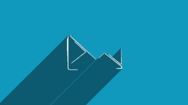 Mavi arkaplanda gölgesi olan beyaz çizgi zarf simgesi. Gölge yansıma tasarımı. 4K video hareketi grafik canlandırması.