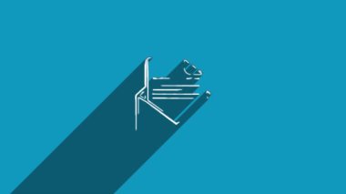 Mavi arka planda gölgelenmiş harf simgesi olan beyaz çizgi açık bir zarf. Gölge yansıma tasarımı. 4K video hareketi grafik canlandırması.