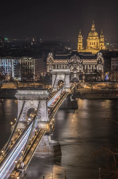 Köprü ve St. Stephen'ın Bazilikası Budapeşte, Macaristan için geceleri zinciri — Stok fotoğraf