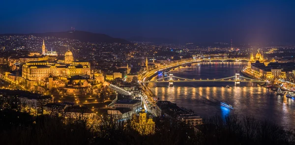 Stadsgezicht van Boedapest bij nacht — Stockfoto