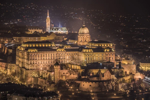 Královský palác v noci v Budapešti, Maďarsko — Stock fotografie