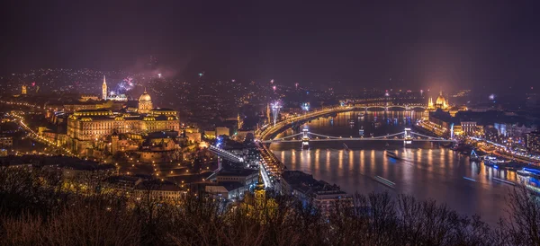 Tűzijáték több mint Budapest, Magyarország — Stock Fotó