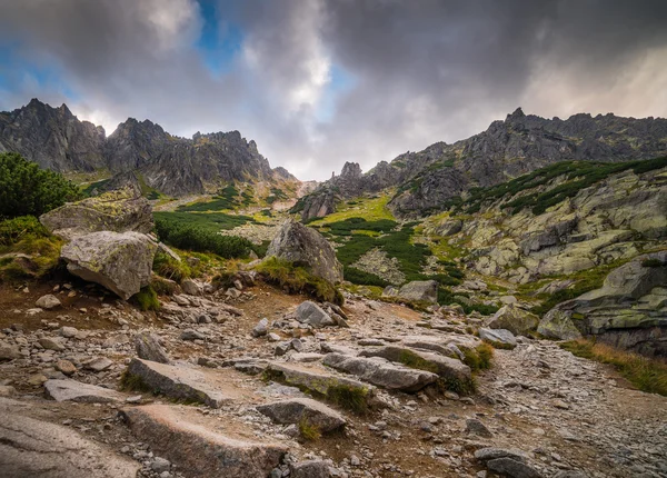 Kayalık Hiking Trail dağlarda — Stok fotoğraf