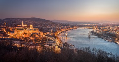 Gece ve gündüz, Budapeşte, Macaristan'ın Cityscape