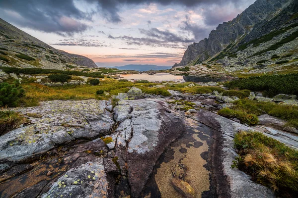 Berglandskap med en Tarn och Creek — Stockfoto