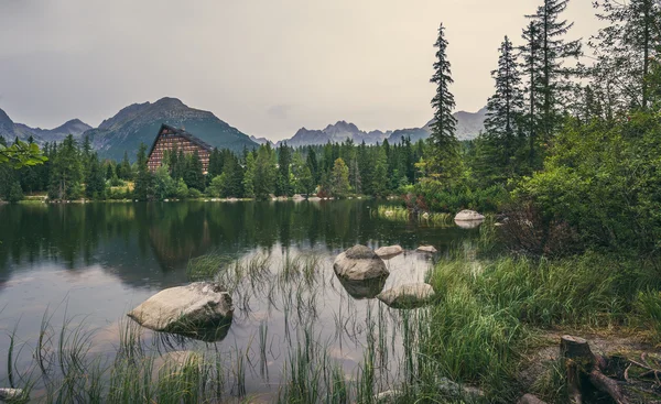 Lago di montagna sotto le cime — Foto Stock