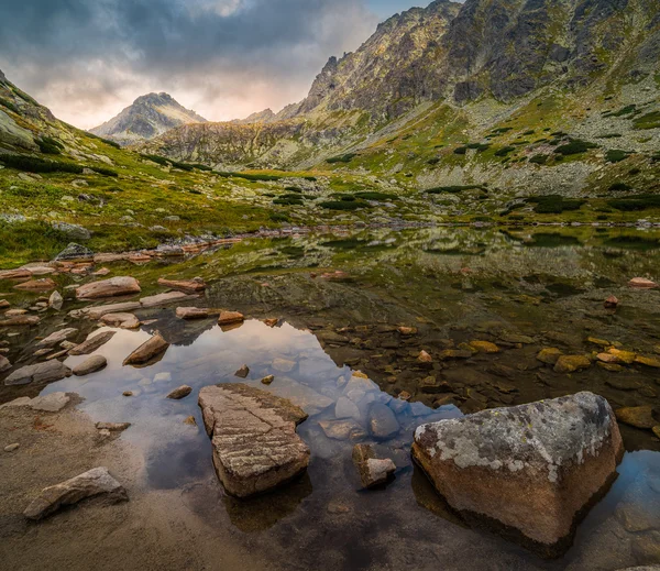 Mountain Lake with Rocks in Foreground at Sunset — Stock Photo, Image