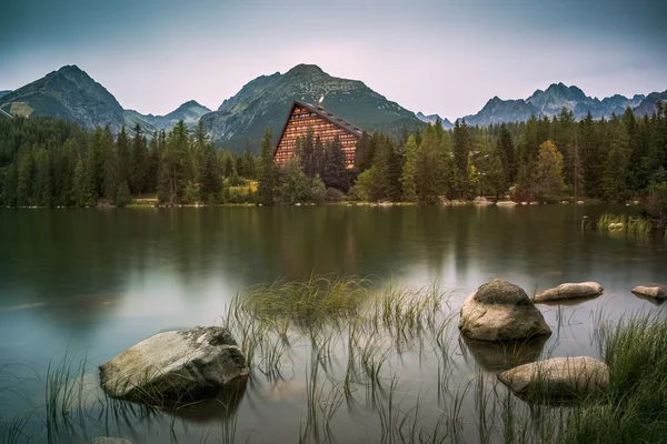 Lac de montagne sous les sommets — Photo