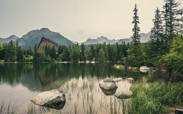 Lago di montagna sotto le cime — Foto Stock