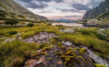 Dağ manzarası ile bir Tarn