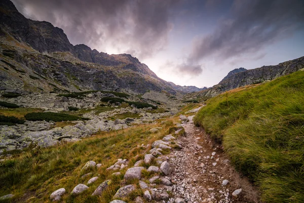 Naučná stezka v horách při západu slunce — Stock fotografie