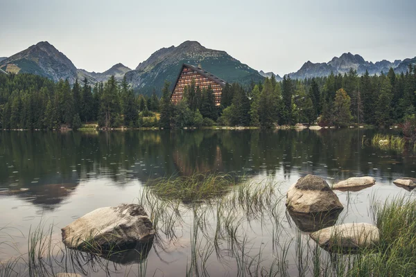 Lago di montagna sotto le cime — Foto Stock