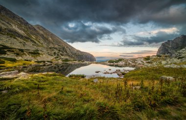 gün batımında dağ gölü 
