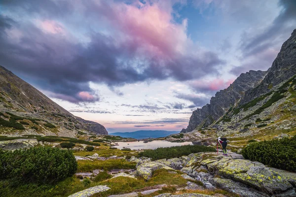 Tourist Takes Picture of Mountain Landscape with a Tarn — Stock Photo, Image