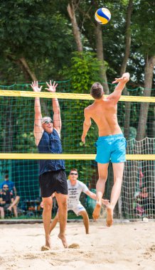 Plaj voleybol turnuvasında oyuncular