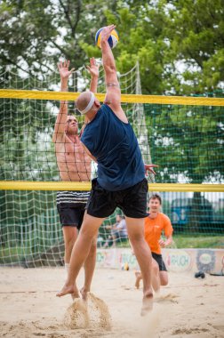 Plaj voleybol turnuvasında oyuncular