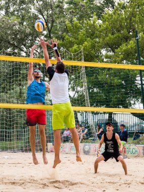 Plaj voleybol turnuvasında oyuncular