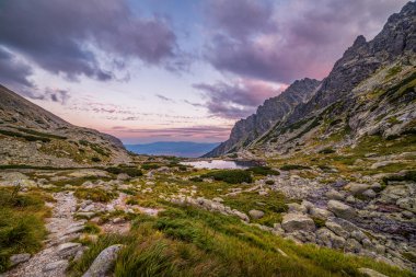 Dağ manzarası ile bir Tarn