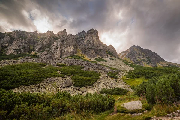 Bergslandskap med dramatisk himmel — Stockfoto