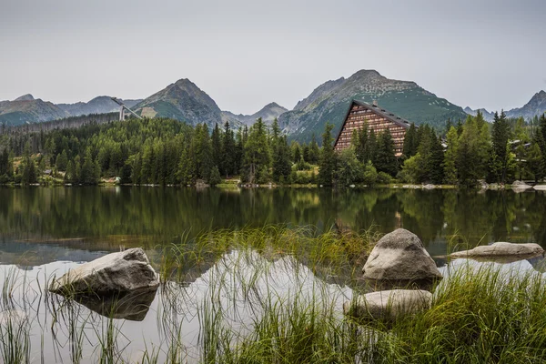 Lago di montagna sotto le cime — Foto Stock