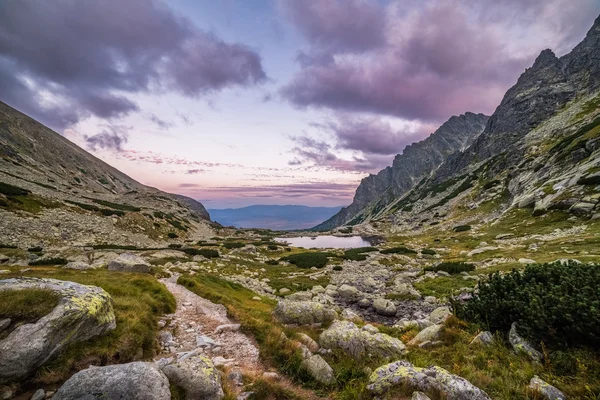 Dağ manzarası ile bir Tarn ve kayalar — Stok fotoğraf