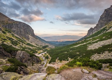 Gün batımında dağ manzarası