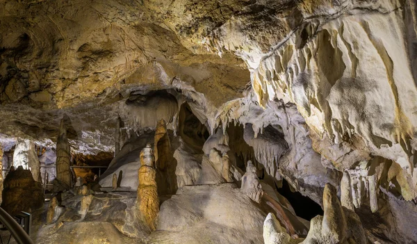 Insidan av en grotta — Stockfoto