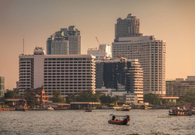 Bangkok Skyline, Sunset 'teki Doğu Chao Phraya Nehri Embankmeninden