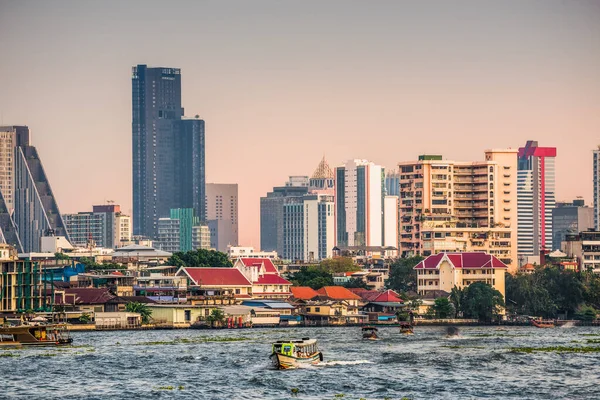 City Skyline Вид Лодки Реке Чао Прайя Закате Бангкоке Таиланд Лицензионные Стоковые Фото