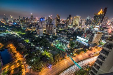 Bangkok, Tayland 'ın panoramik manzarası. Kamu Parkı ve Alacakaranlık 'taki Gökdelenler.