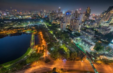 Bangkok, Tayland 'ın panoramik manzarası. Kamu Parkı ve Gece Gökdelenleri olan şehir manzarası
