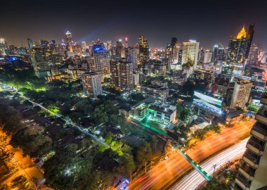 Bangkok, Tayland 'ın panoramik manzarası. Kamu Parkı ve Gece Gökdelenleri olan şehir manzarası