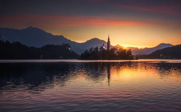 Little Island Katolisen Kirkon Bled Lake Slovenia Auringonnousun Linna Vuoret — kuvapankkivalokuva