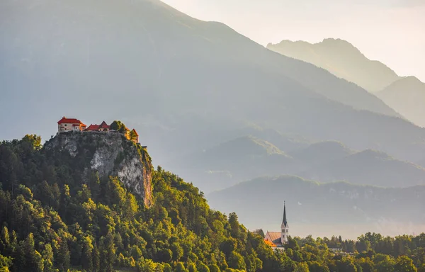 Bled Slott Klippa Vid Bled Lake Slovenien Med Silhuett Berg — Stockfoto