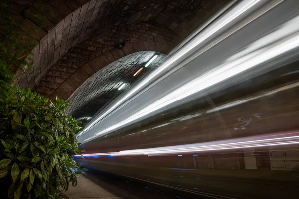 ブラチスラバ スロバキアの夜にトラムライトトレイルとイルミネート路面電車トンネル ストック写真