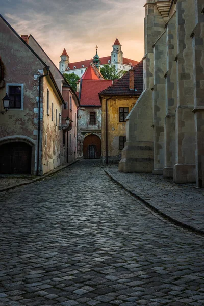 Ulica Farska Historycznym Centrum Bratysławy Słowacja Zachodzie Słońca Zamkiem Bratysławskim Obrazek Stockowy