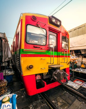 Güneşli bir günde Umbrella 'da Tren Treni Tren İstasyonu, Mae Klong Tren İstasyonu, Bangkok, Tayland