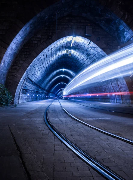 Beleuchteter Straßenbahn Tunnel Mit Straßenbahn Lichtspuren Der Nacht Bratislava Slowakei lizenzfreie Stockfotos