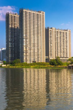 Bangkok, Tayland 'da Chao Phraya Nehri Embankment' te güneşli bir günde modern apartman binaları.